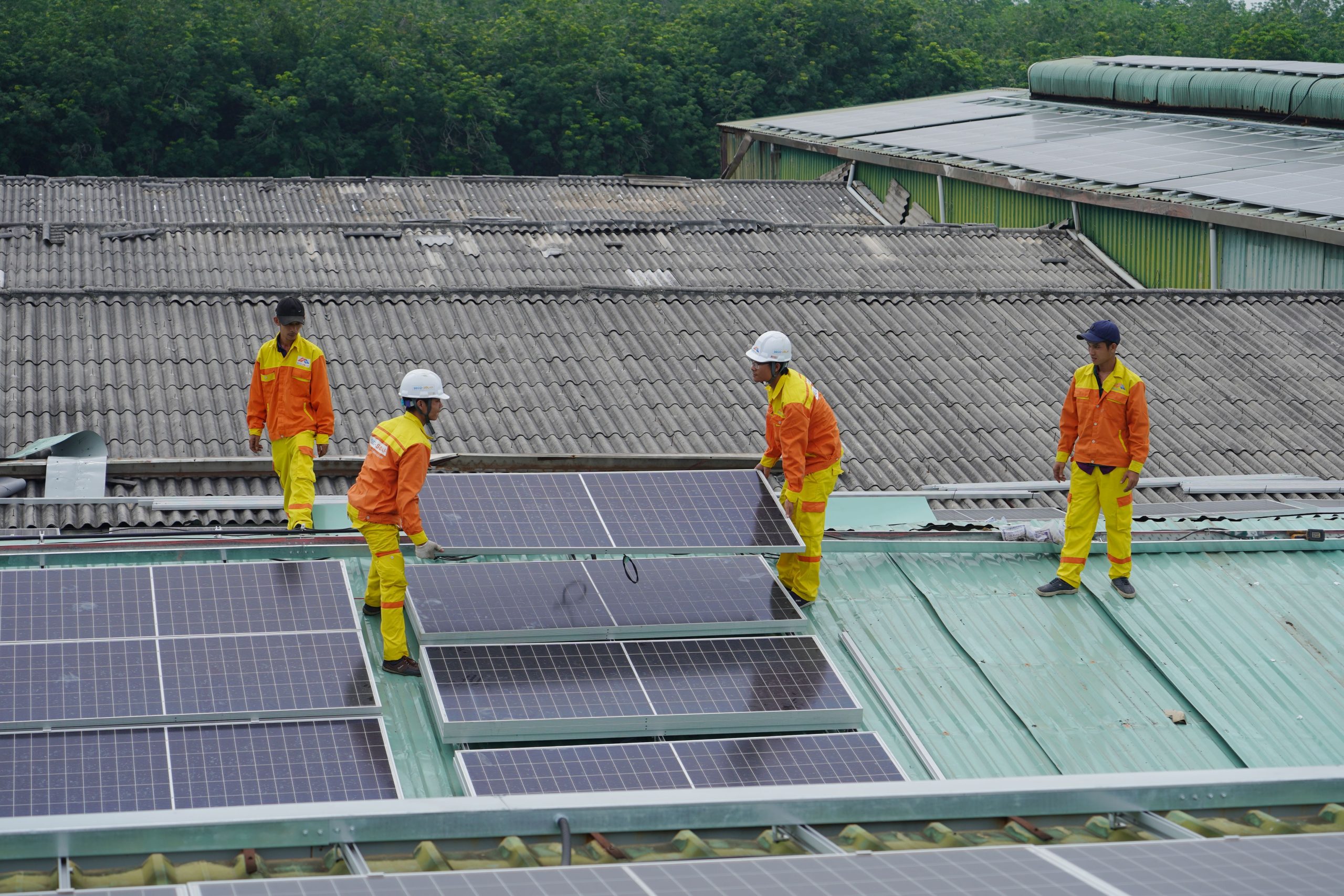 Instalación de paneles solares en tejado de comunidad de vecinos en Badajoz