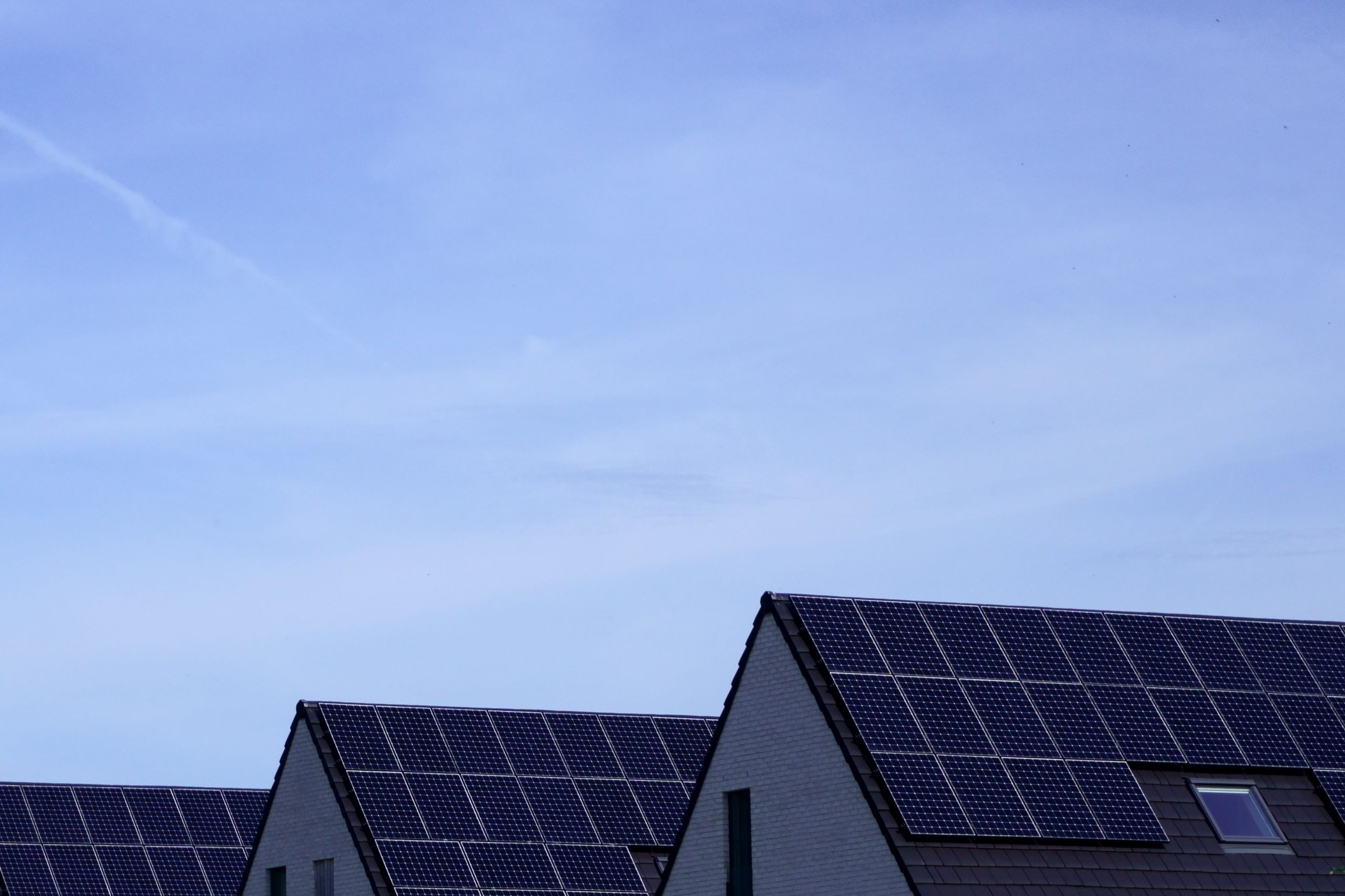 Fotovoltaicas en Extremadura Placas solares instaladas en tejados de viviendas adosadas