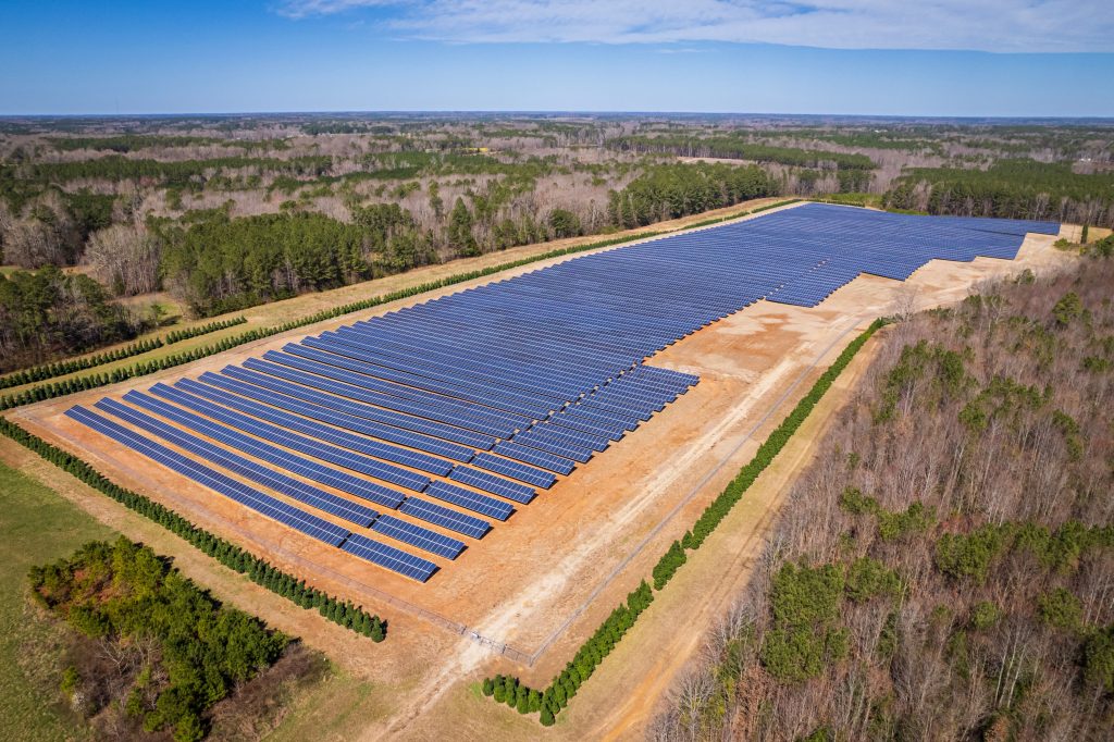 Fotovoltaicas en Extremadura Vista aerea de una planta de paneles solares fotovoltaicos