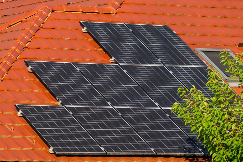 Fotovoltaicas en Extremadura Paneles solares en tejado de teja de un edificio de pisos