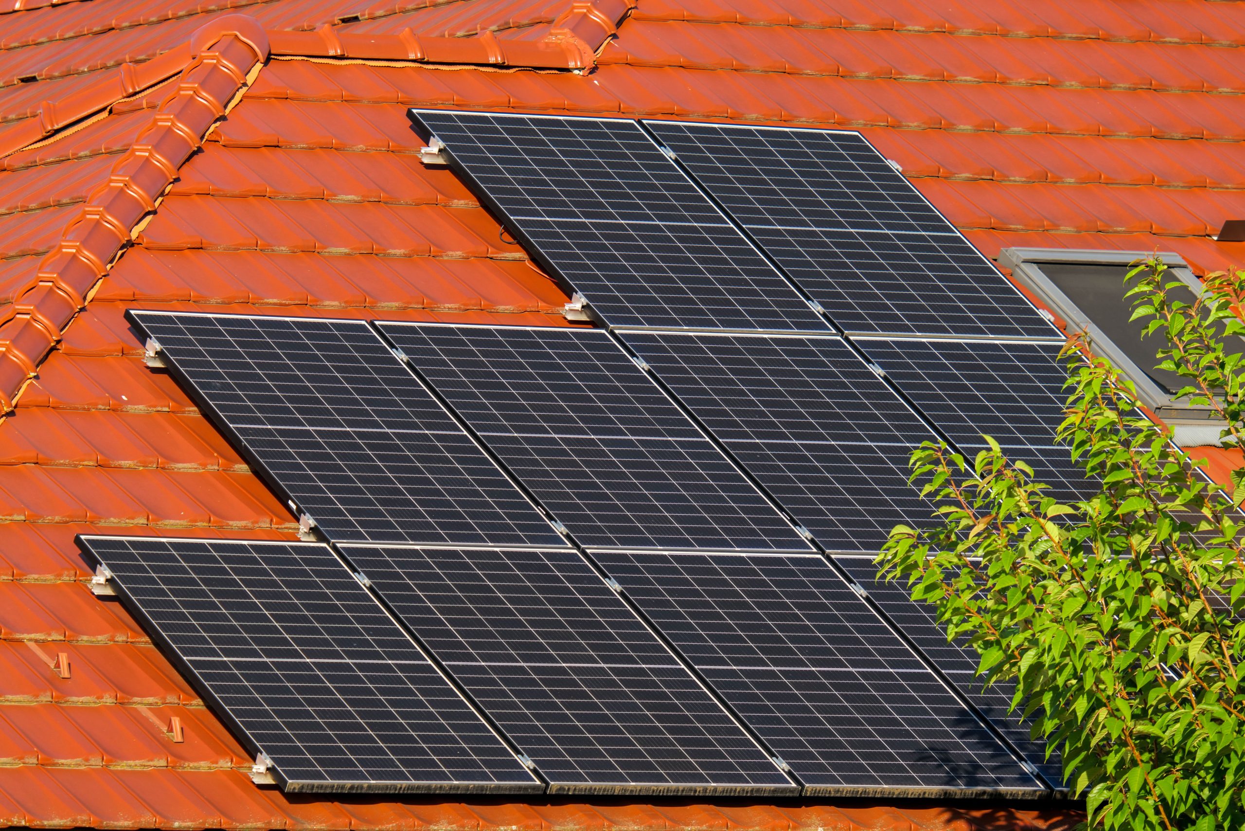 Placas solares instaladas en un tejado de teja en Cáceres