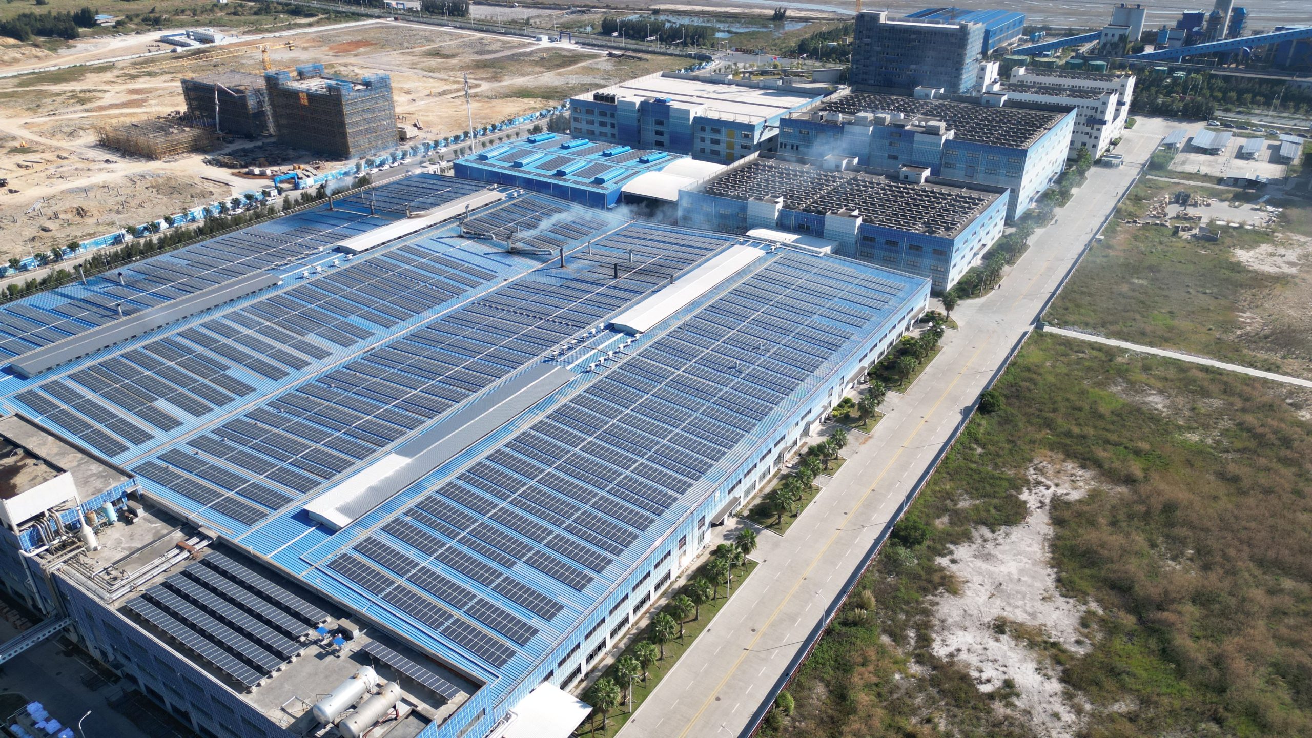 Fotovoltaicas en Extremadura Instalación fotovoltaica en el tejado de una nave industrial