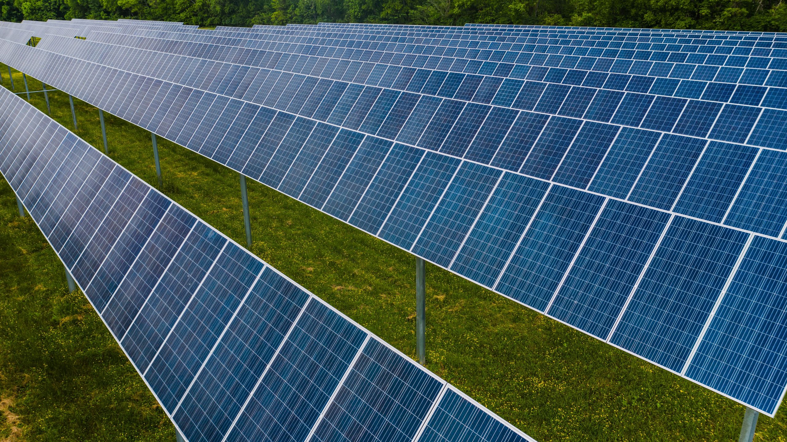 Fotovoltaicas en Extremadura Vista aérea de una instalación fotovoltaica en el suelo para autoconsumo
